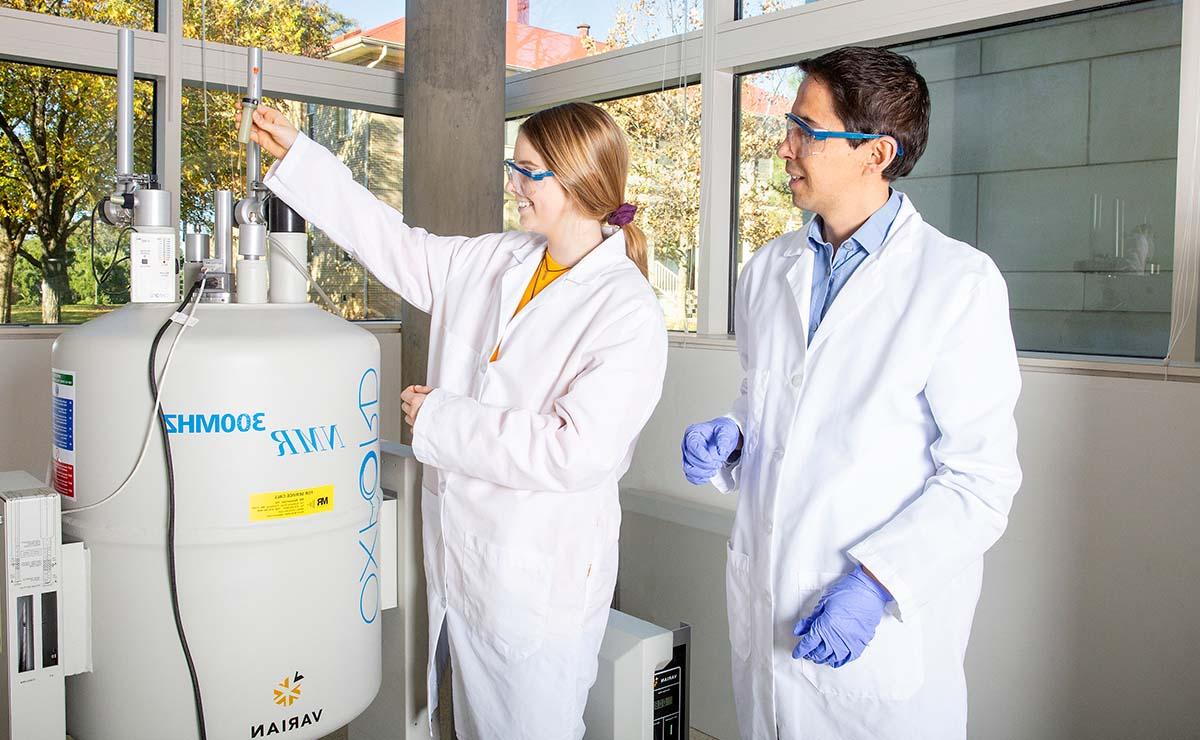 Student and professor working in a lab on the St. 爱德华大学校园